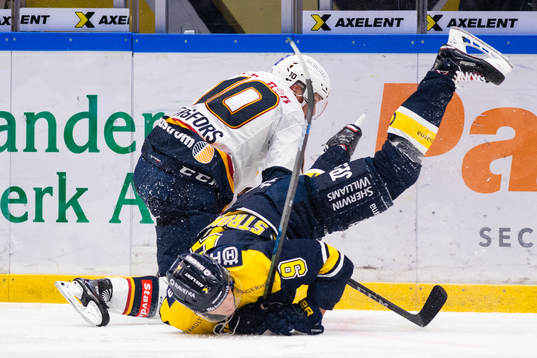 s Didrik Strömberg i kamp om pucken
