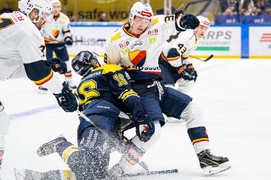 s Markus Ljungh tacklas av Djurgårdens Olle Alsing