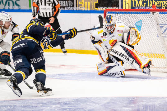 Djurgårdens målvakt Adam Reideborn räddar en skott från