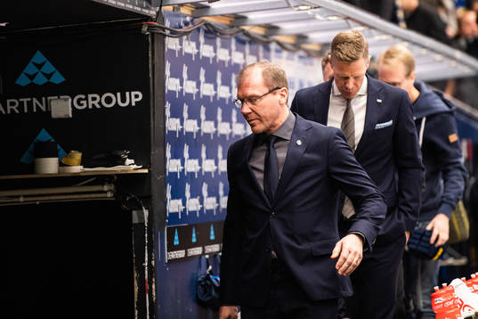s tränare Johan Lindbom deppar