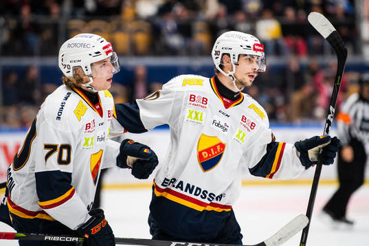 Djurgårdens Marcus Davidsson jublar med målskytten till