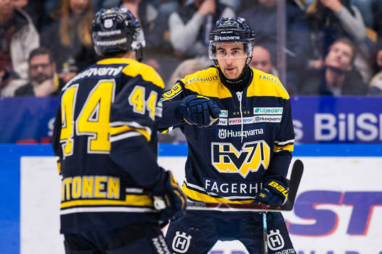 s Nils Andersson diskuterar med Mikko Lehtonen