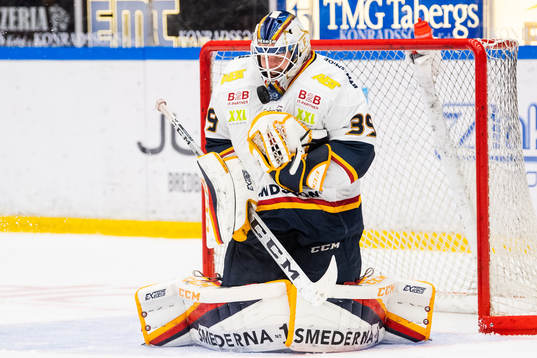 Djurgårdens målvakt Adam Reideborn räddar ett skott