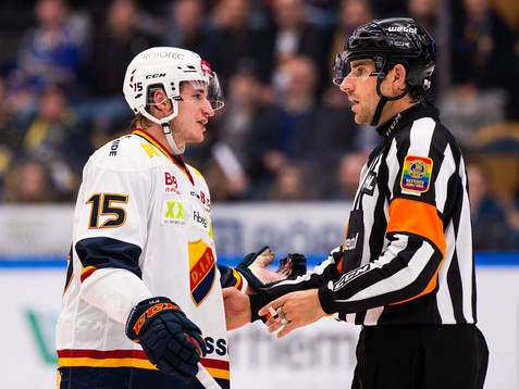 Djurgårdens Jakob Lilja diskuterar med domare Mikael