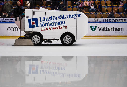 En ismaskin med reflektion i isen