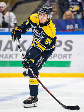 s Mikko Lehtonen med pucken