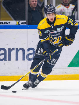 s Sebastian Wännström driver pucken