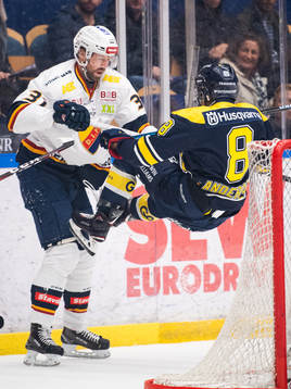 s Nils Andersson i kamp om pucken