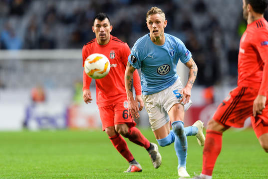Gary Alexis Medel Soto of Besiktas and Sören Rieks of