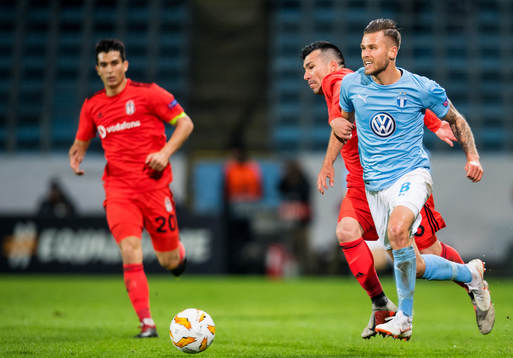 Arnór Ingvi Traustason of Malmö FF and Gary Alexis Medel