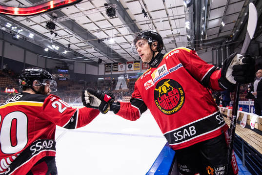 Luleås Johan Forsberg och Jack Connolly jublar