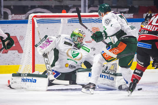 Färjestads målvakt Markus Svensson just före Luleås