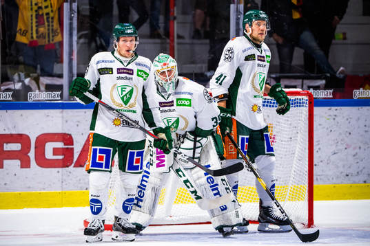 Färjestads Jesper Olofsson, målvakt Adam Werner  och