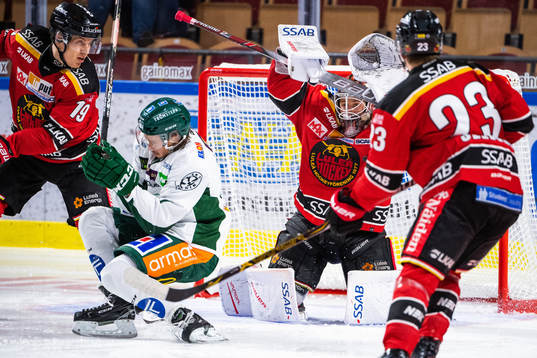 Färjestads Joakim Nygård och Luleås målvakt Joel