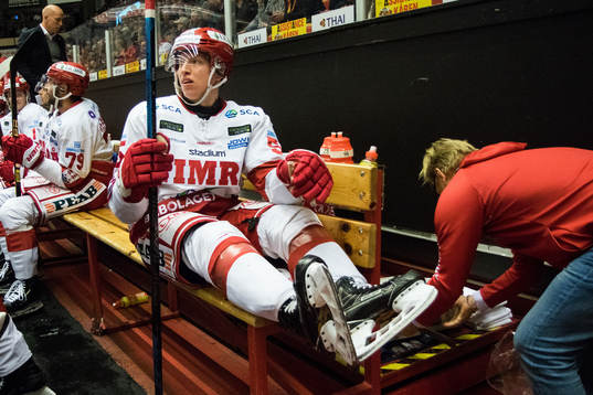 Timrås Vilmos Gallo får sina skridskor fixade