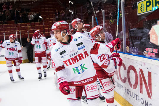 Spelare i Timrå jublar