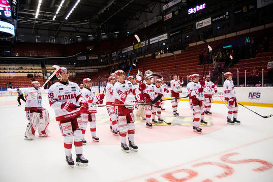 Spelare i Timrå jublar