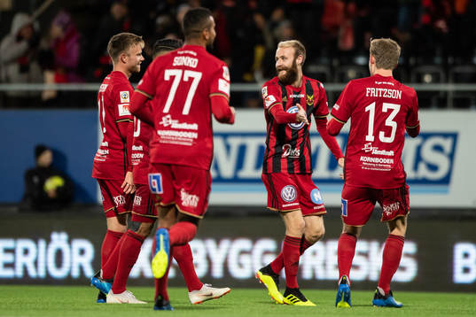 Östersunds Curtis Edwards jublar med lagkamrater
