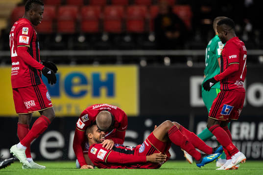 Östersunds Douglas Bergqvist kramar om Noah Sonko Sundberg