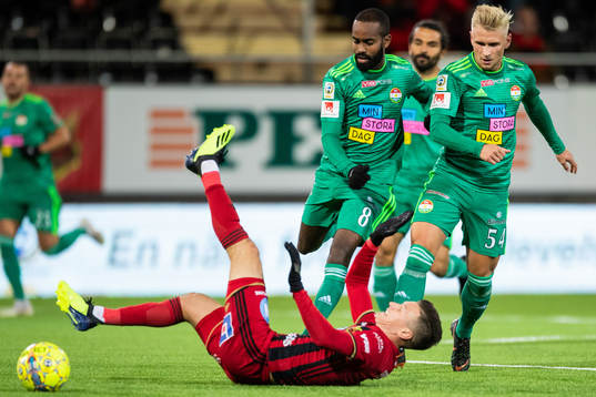 Östersunds Jamie Hopcutt faller