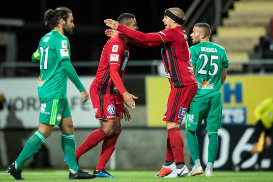 Östersunds Noah Sonko Sundberg jublar med Douglas Bergqvist