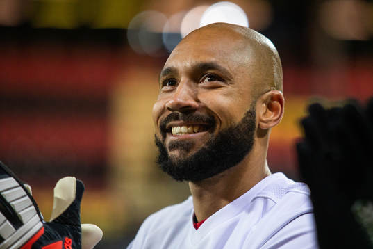 Östersunds målvakt Aly Keita jublar