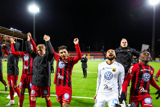Östersunds Hosam Aiesh och målvakt Aly Keita jublar med