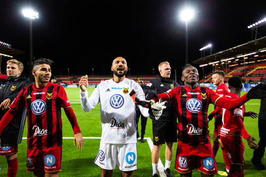 Östersunds målvakt Aly Keita  jublar med Hosam Aiesh  och