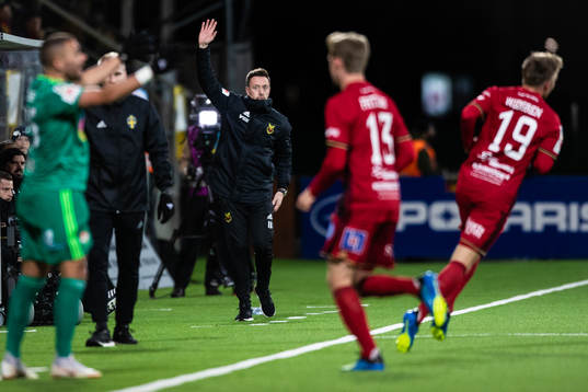 Östersunds tränare Ian Burchnall reagerar på ett domslut
