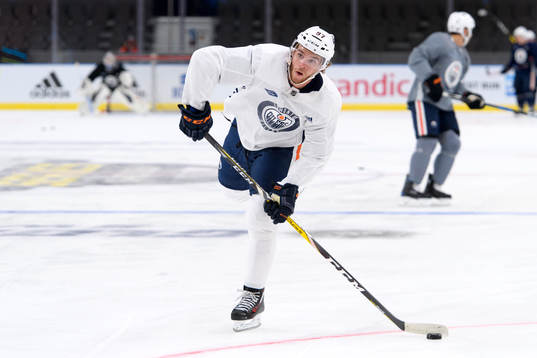 Bläddra bland fler bilder av Ice Hockey, NHL Global Series, Edmonton Oilers, Team Practice