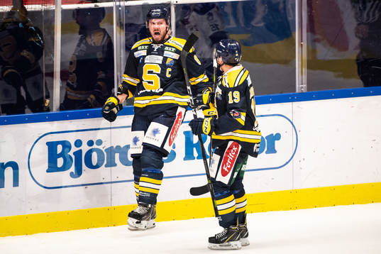 Södertäljes Nicklas Grossmann och Lucas Carlsson jublar