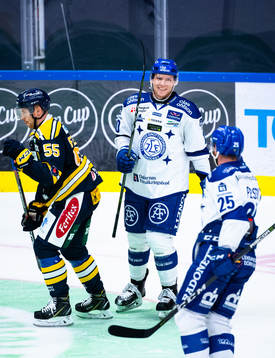 Leksands Tor Immo  jublar med Linus Persson  samtidigt som