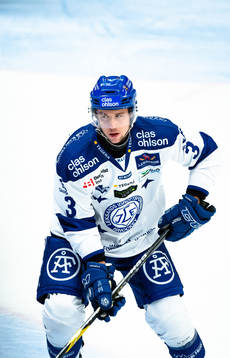Leksands August Berg  före ishockeymatchen i