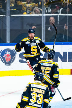 Södertäljes Nicklas Grossmann jublar