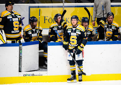 Södertäljes Sebastian Bengtsson deppar med lagkamrater
