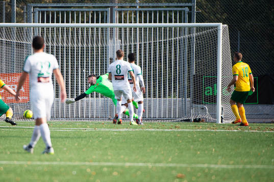 Skabersjös Patrik Althin gör mål (1-0) på Limhamns