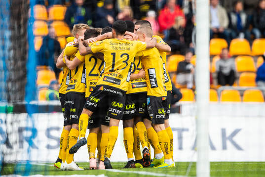 Elfsborgs Chinedu Obasi blir omkramad av lagkamrater