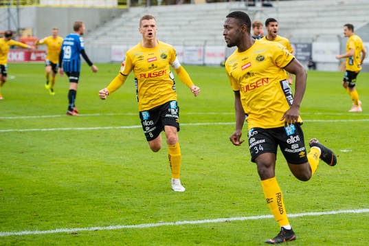 Elfsborgs Chinedu Obasi och Samuel Holmén jublar