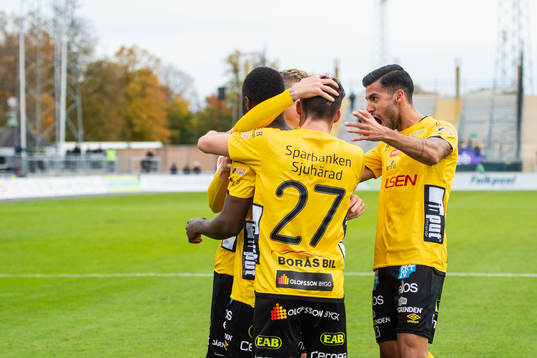 Elfsborgs Chinedu Obasi blir omkramad av lagkamrater