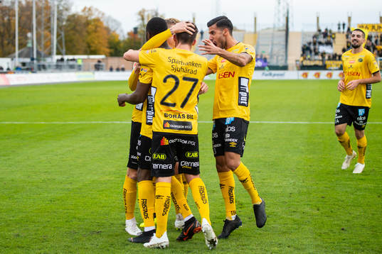 Elfsborgs Chinedu Obasi blir omkramad av lagkamrater