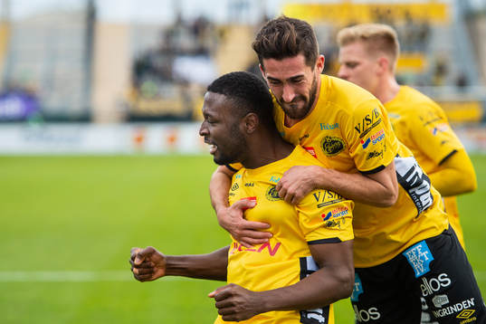 Elfsborgs Chinedu Obasi blir omkramad av lagkamrater