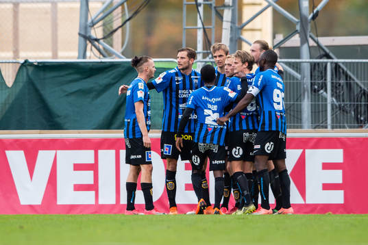 Sirius Christer Gustafsson blir omkramad av lagkamrater