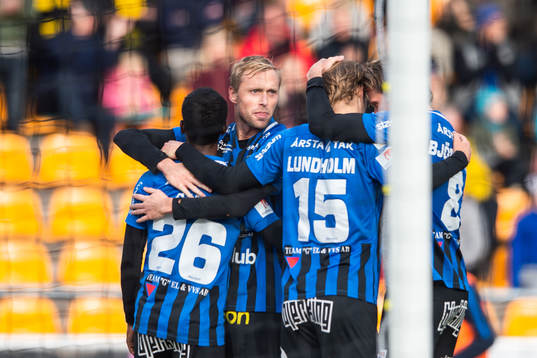 Sirius Mohammed Saeid jublar med lagkamrater