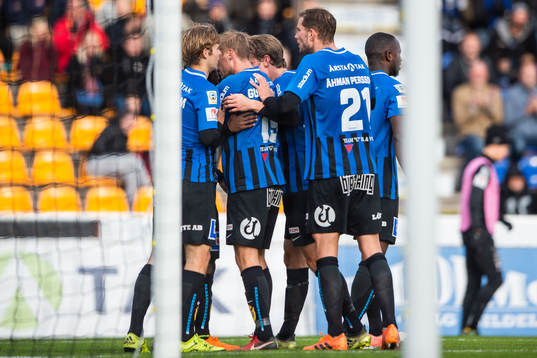 Sirius Mohammed Saeid jublar med lagkamrater