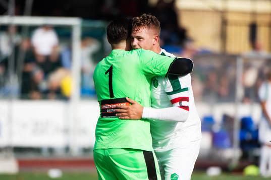 Limhamns målvakt Dejan Malenovic och Eric Löf omfamnar