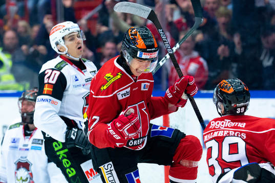 Örebros Viktor Lodin jublar