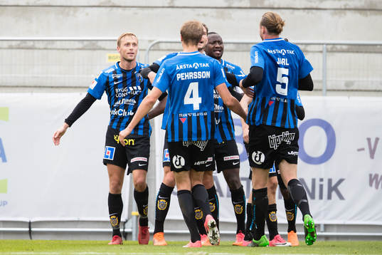 Sirius Christer Gustafsson (v) gör 2-2 och jublar med