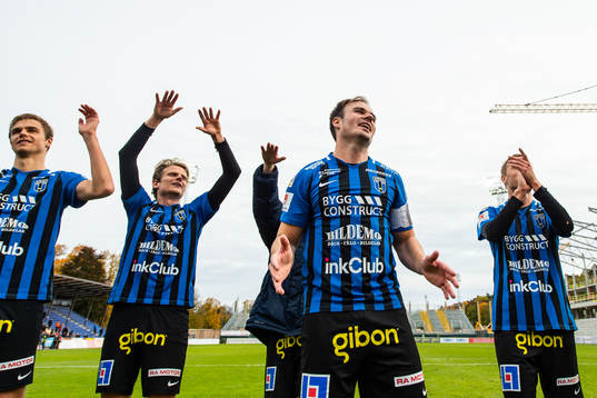 Sirius Niklas Busch Thor med lagkamrater jublar