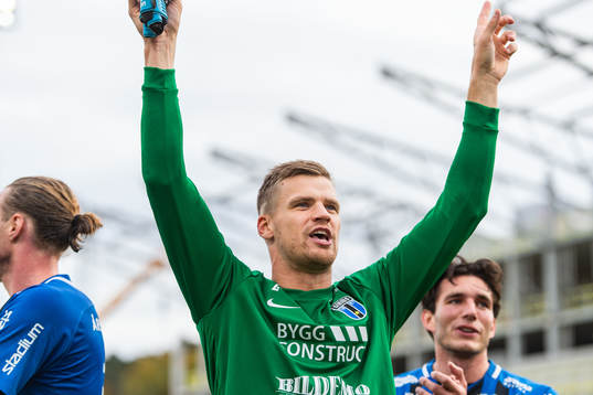 Sirius målvakt Lukas Jonsson jublar