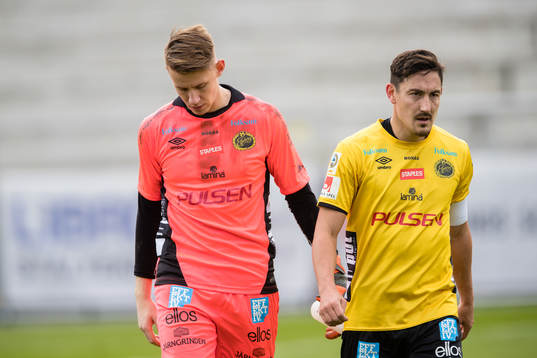 Elfsborgs målvakt David Olsson och Stefan Ishizaki deppar